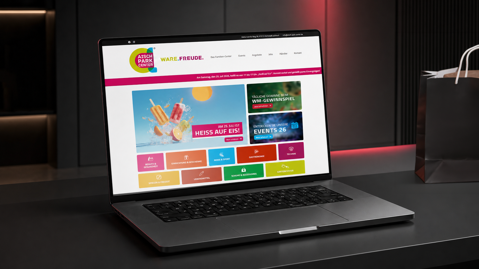 Website des Aisch Park Centers auf einem Laptop in einem modernen Interior